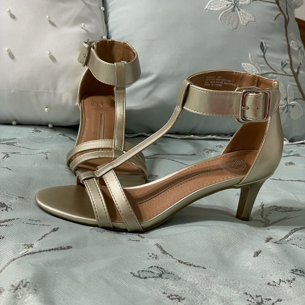 New Directions sz 6M Gold Randey ankle dress heels